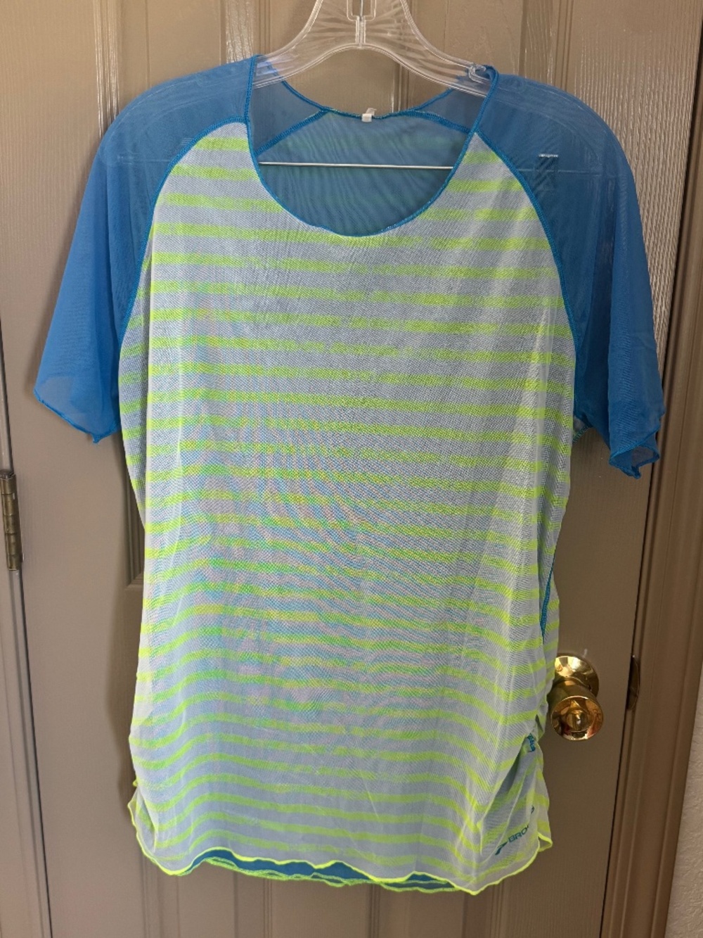 Like new Womens lightweight Brooks athletic shirt Sz XL
